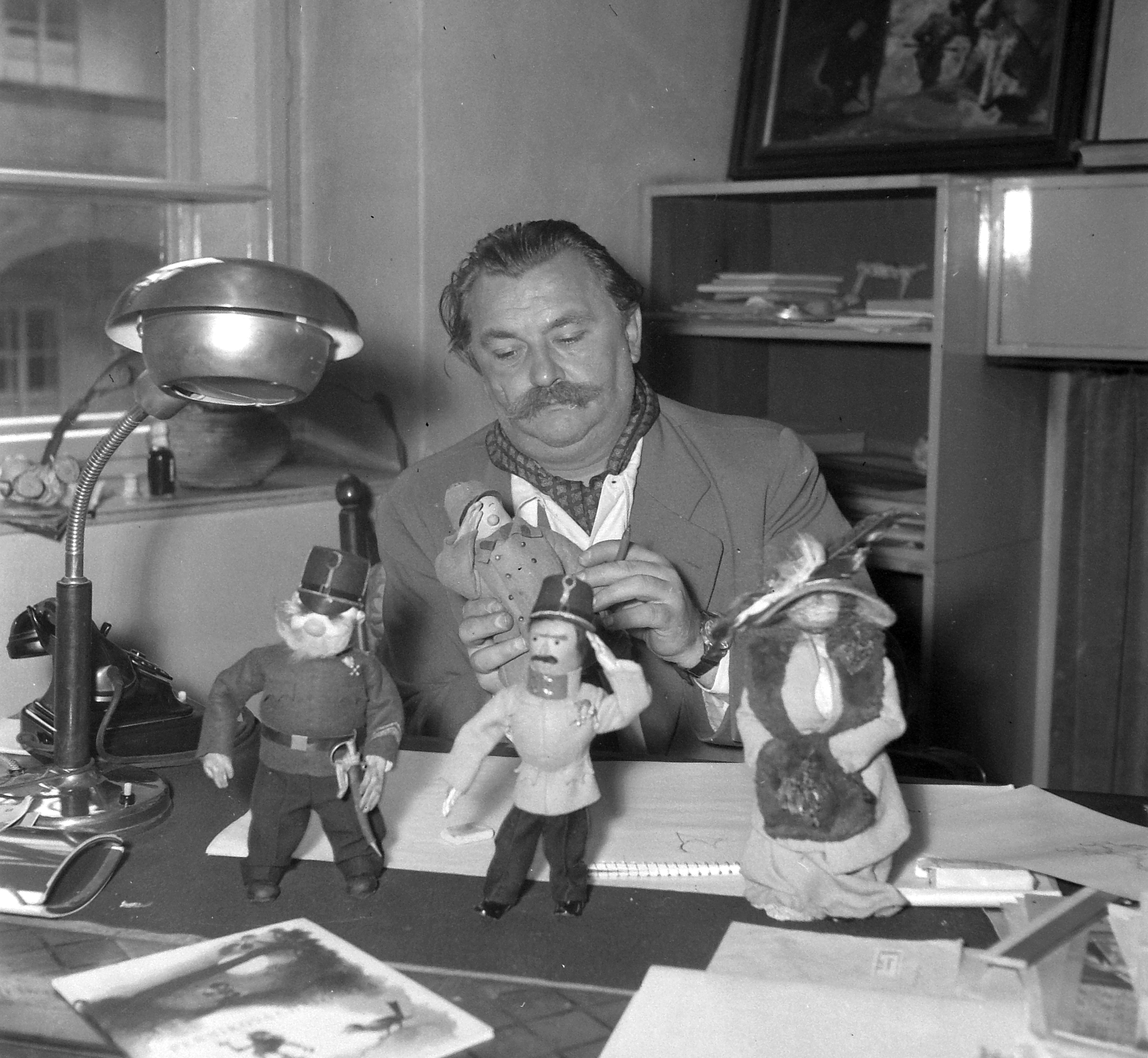 Jirí Trnka creando algunas marionetas para 