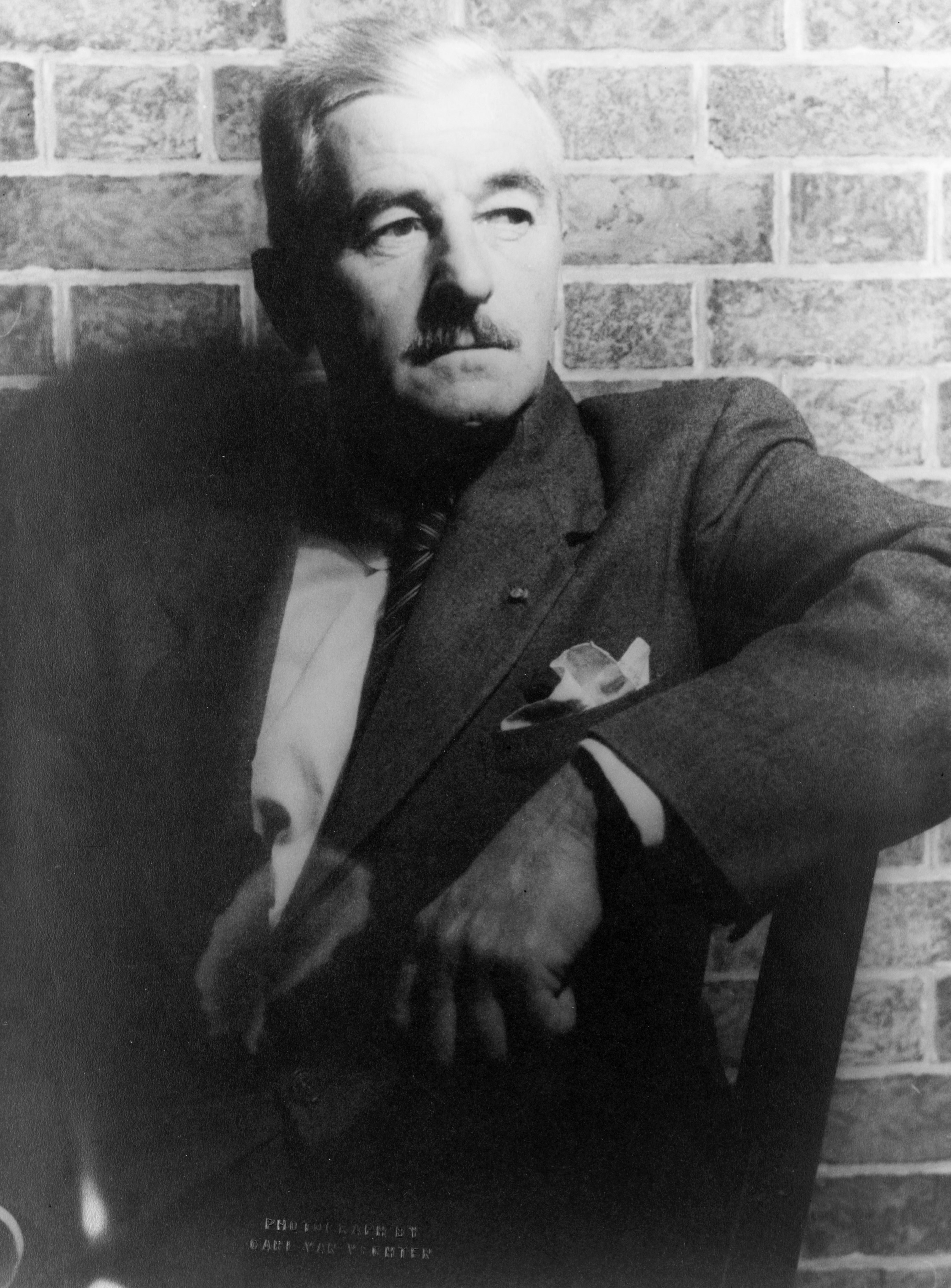 William_Faulkner_1954_(3)_(photo_by_Carl_van_Vechten)